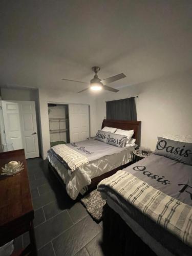 Postel nebo postele na pokoji v ubytování Oasis Resort