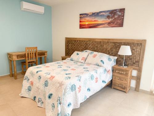 a bedroom with a bed and a table and a chair at Apartamento Fina Dream Lagoon in Veracruz