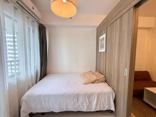Postel nebo postele na pokoji v ubytování Prime Location condo near MRT, SM Megamall, BGC!
