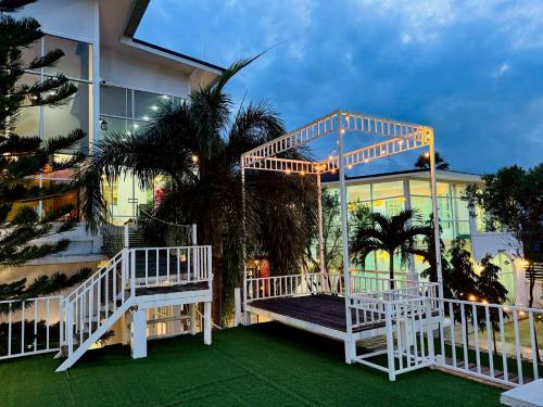 Κήπος έξω από το The Grand Pool Villa Pattani
