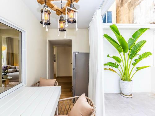 Postel nebo postele na pokoji v ubytování 2 Bedroom for 3 guests in heart Sathorn with Balcony