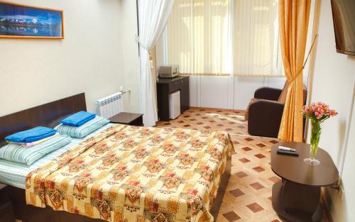 ソチにあるApartment Svetlana Kurortnyiのベッドルーム1室(ベッド1台、テーブル、椅子付)