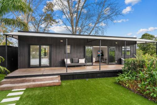 Un jardín fuera de Board and Batten - Matakana Holiday Home