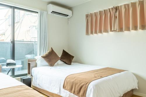 Cama ou camas em um quarto em 1棟貸切新築最大11名3ベッドルーム難波天王寺
