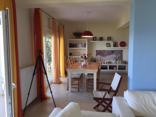 a kitchen and dining room with a table and chairs at Villas Nies in Soúrpi