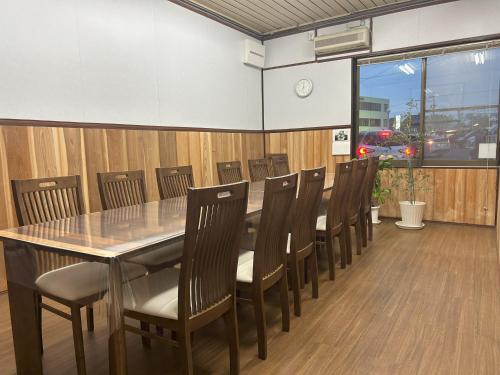 a dining room with a table and chairs at 犬山口ゲストハウス in Inuyama