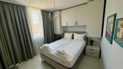 サニービーチにあるTurtle Apartment Sunny Beachのタオルが敷かれた大きなベッドのある寝室