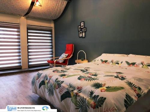 a bedroom with a large bed and a red chair at Taipei Jinguashi Cloud Mountain Homestay B&B in Jiufen