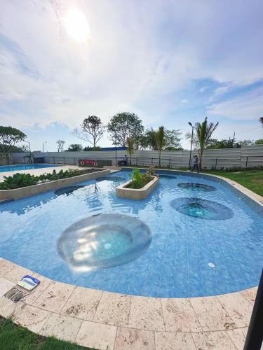 a large swimming pool in the middle of a park at Exclusiva Suite Frente al Mar in Santa Marta