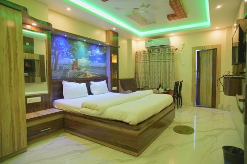 a bedroom with a large bed in a room at Hotel Aarohi in Tarapith