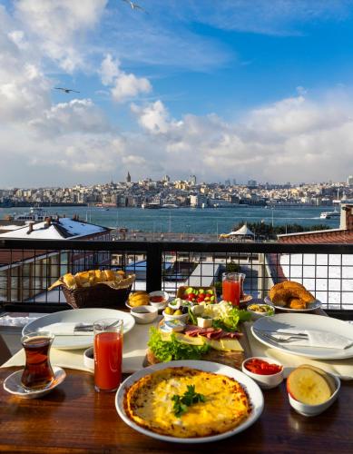 - une table avec de la nourriture et une vue sur la ville dans l'établissement Sayeban Gold Hotel, à Istanbul