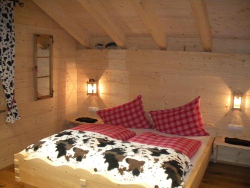 Postel nebo postele na pokoji v ubytování Ferienwohnung Chalet Edelweiss Montafon