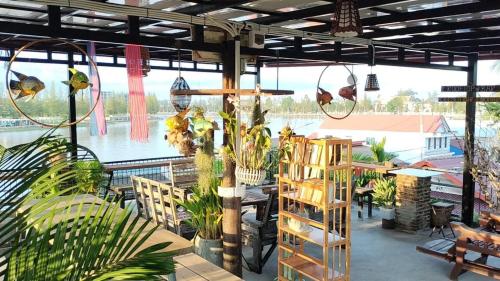 Restaurace v ubytování Fish Island Bungalows