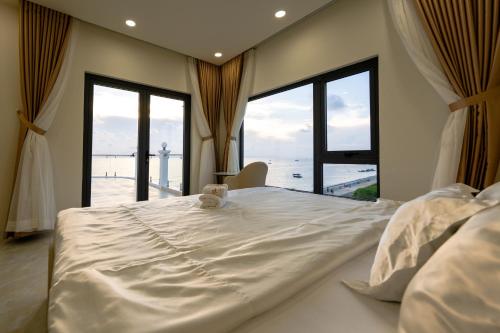 Postel nebo postele na pokoji v ubytování Island Sunset Hotel - Đảo Phú Quý