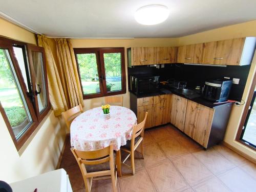 Cucina o angolo cottura di Вила Хармония Harmony Cottage