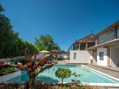 a swimming pool in the backyard of a house at Lijiang Jinghua Inn in Lijiang