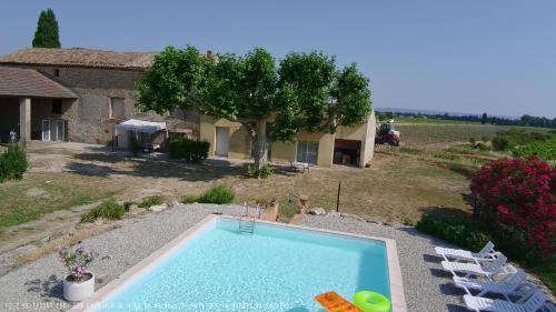 an image of a swimming pool in front of a house at Studio 2 Personnes avec piscine in Jonquières