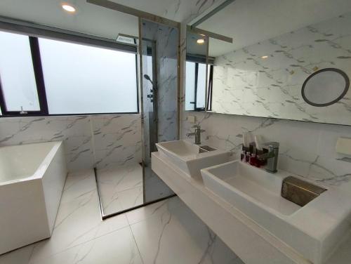 Un baño blanco con dos lavabos y un espejo. en TYb03 芭提雅北歐風格三臥室別墅, en Pattaya South