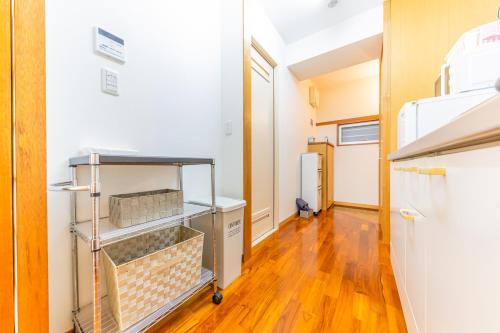 那覇市にあるCasa Leo ASATO カサレオ安里のキッチン、廊下が備わる客室です。