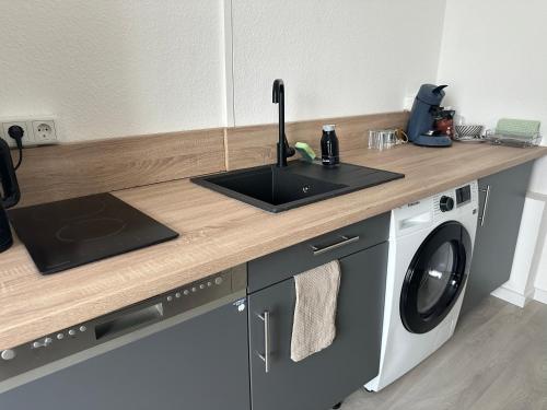 Dapur atau dapur kecil di Primestay Studios Parking Wifi Kitchen