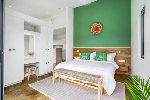 Ένα ή περισσότερα κρεβάτια σε δωμάτιο στο Red Palm Luxury Villas with Private Pools