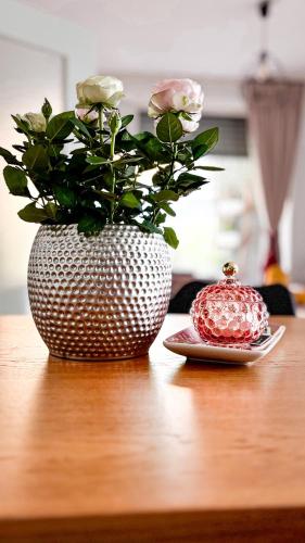 a vase with flowers in it sitting on a table at Jezerní apartmán s terasou a saunou v Lakepark Residence in Doksy