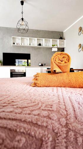 a bedroom with a bed with a pink blanket at Jezerní apartmán s terasou a saunou v Lakepark Residence in Doksy