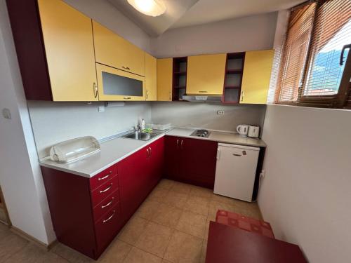 Kuchyň nebo kuchyňský kout v ubytování Todorini Kuli Apartments
