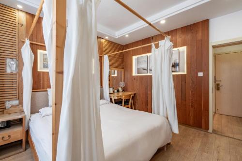 Ein Bett oder Betten in einem Zimmer der Unterkunft 枕窗听雨Homestay