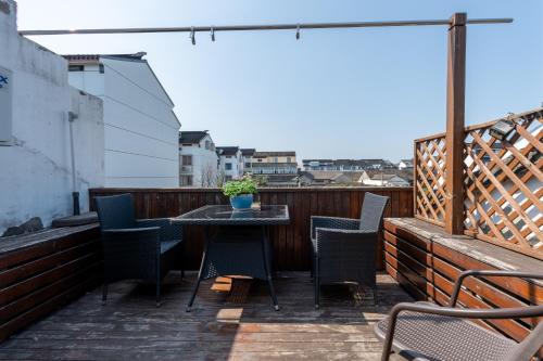 Ein Balkon oder eine Terrasse in der Unterkunft 枕窗听雨Homestay