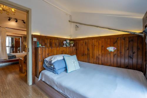 Ein Bett oder Betten in einem Zimmer der Unterkunft 枕窗听雨Homestay