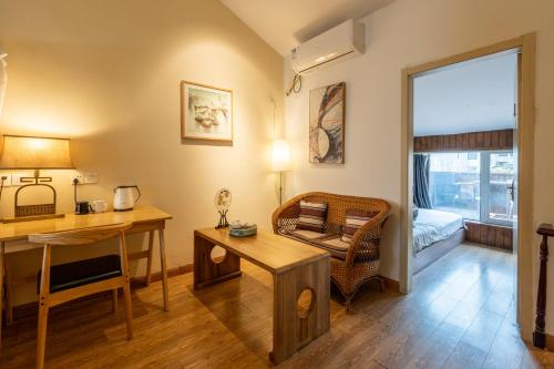 Ein Sitzbereich in der Unterkunft 枕窗听雨Homestay
