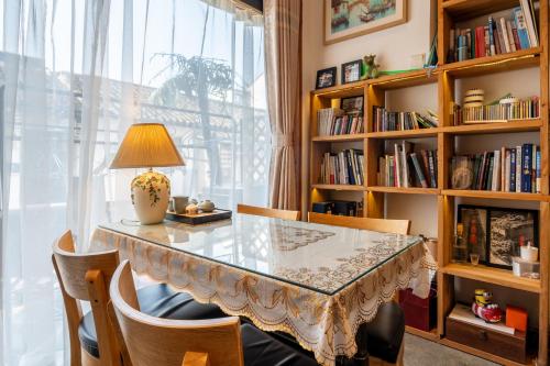 Die Bibliothek im Privatzimmer