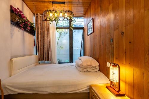 Ein Bett oder Betten in einem Zimmer der Unterkunft 枕窗听雨Homestay
