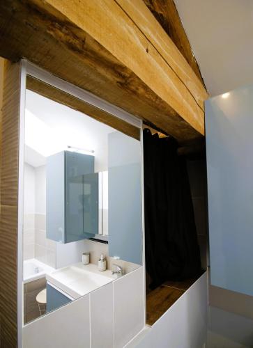 une salle de bain avec un lavabo blanc et un miroir dans l'établissement - Ancien Chai 6 pers - Vignobles - Nature - Piscine - Les hauts de la Rameyo -, à Gaillac