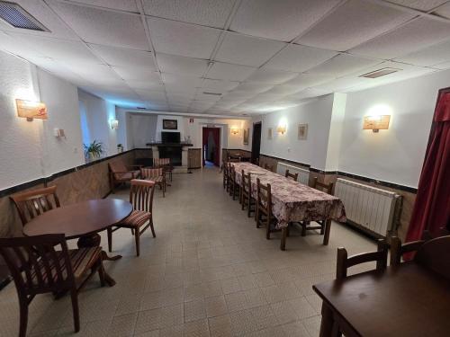 ein Esszimmer mit Tischen und Stühlen und ein Zimmer mit Tischen und Stühlen in der Unterkunft Río España - 5 habitaciones in San Miguel