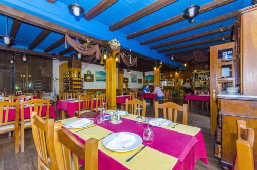 une table dans un restaurant avec des tables et des chaises roses dans l'établissement Palma Rooms B&B, à Split