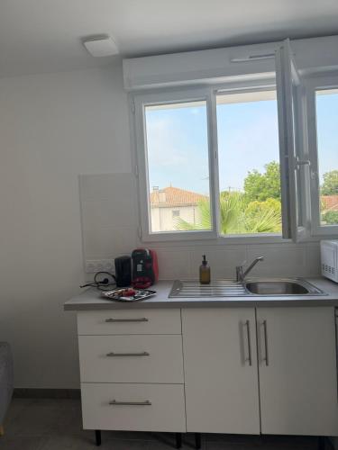 Η κουζίνα ή μικρή κουζίνα στο Appartement moderne et spacieux 3
