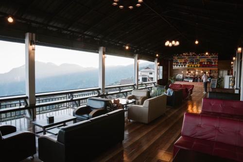 a bar with couches and chairs and a view of mountains at K2 Phahee in Ban Ko Doi Tung