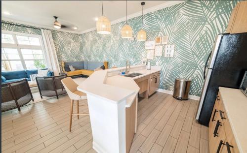 cocina con isla de cocina en una habitación en 3 Bedroom Luxury Condo with Resort Pool, Game Room, and Gym, en Panama City Beach