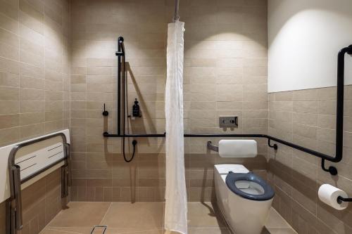 a bathroom with a toilet and a shower at Monarto Safari Resort in Monarto