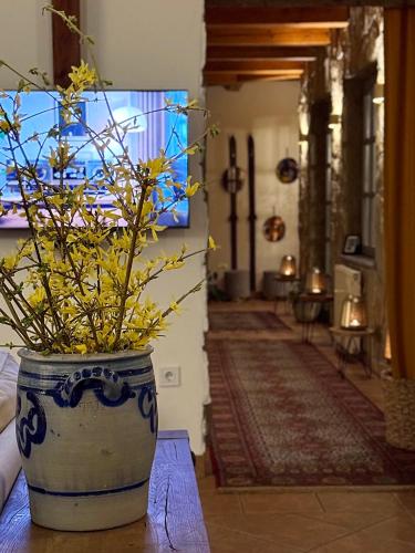 Φωτογραφία από το άλμπουμ του 44 George House - Pool, Jacuzzi, Sauna, View σε Tilaj