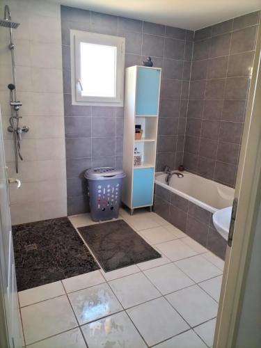 Un baño con bañera, inodoro y lavabo. en L infiniment zen, en Caromb