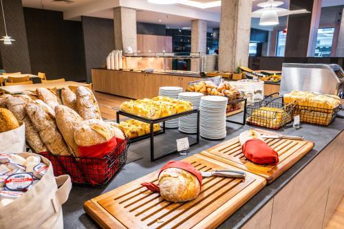 a bakery with bread and other foods on display at AQUA Resort AQUAPARK in Międzyzdroje