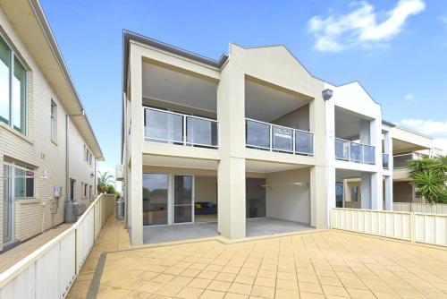 ein großes weißes Haus mit einer Terrasse in der Unterkunft The Cove in Port Hughes