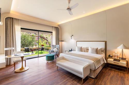 Ένα ή περισσότερα κρεβάτια σε δωμάτιο στο Holymont Udaipur