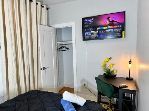 Postel nebo postele na pokoji v ubytování Hotel-Style, No Host, Professionally Managed ID265