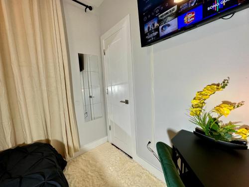 TV a/nebo společenská místnost v ubytování Hotel-Style, No Host, Professionally Managed ID265