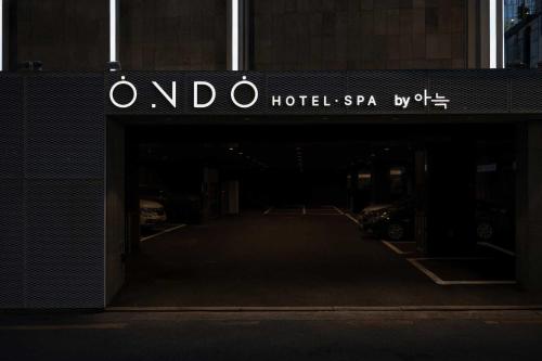 a building with a sign that reads oodaachiachistastasta by istg at Ondo Hotel and Spa Jongno by Aank in Seoul