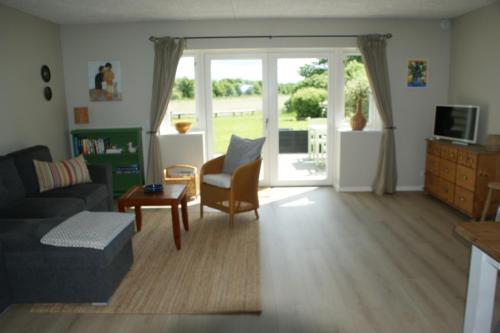 Televisyen dan/atau pusat hiburan di Lustrup Farmhouse